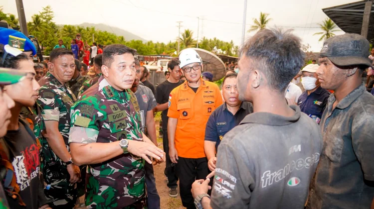 Didampingi Danrem, Pangdam Pattimura Tinjau Posko Evakuasi Erupsi Gunung Dukono