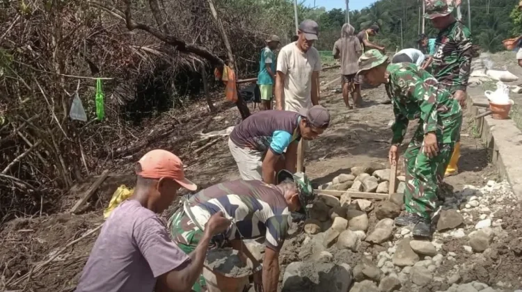 Personil Kodim 1505 Tidore Lanjutkan Pembangunan Jembatan Garuda