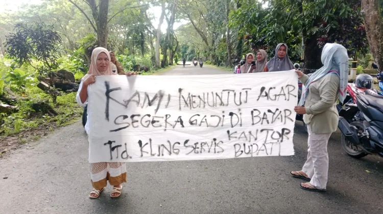 Empat Bulan Tidak Digaji, Petugas Kebersihan di Sula Gelar Aksi