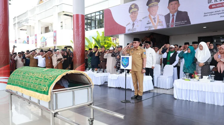 Penuh Haru, Jenazah Haji Bur Kini Dipindahkan ke Ternate