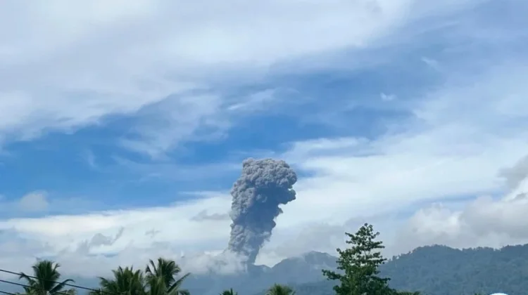 Gunung Dukono Kembali Erupsi Disertai Abu Vulkanik Tebal