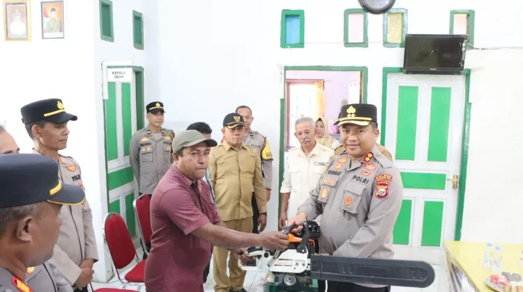 Polres Sula Salurkan Bantuan Mesin Pengolahan Sagu ke Petani