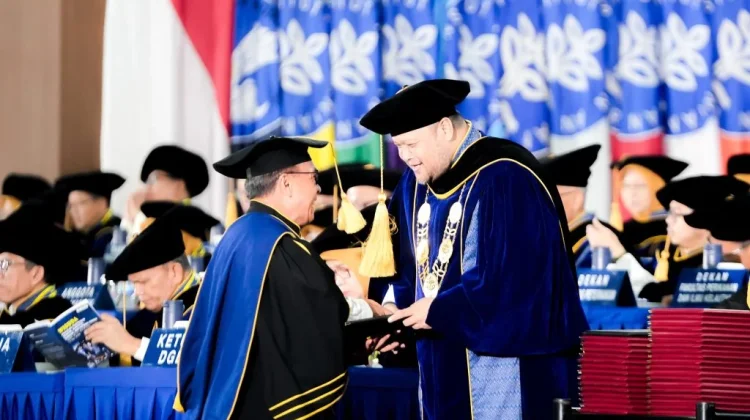 Bupati Ikram Sangadji Raih Gelar Doktor Bidang Kelautan