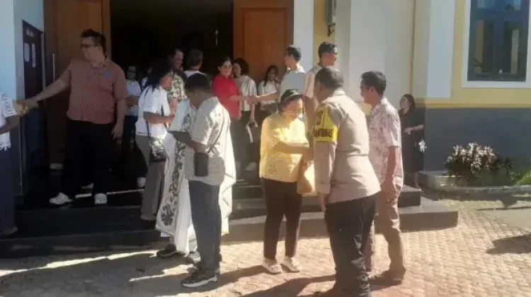 Personil Polres Sula Lakukan Pengamanan di Gereja