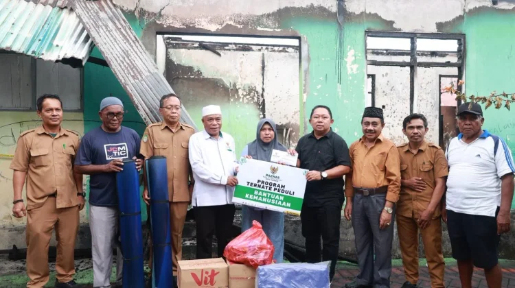 Sekda Ternate Serahkan Bantuan Korban Banjir dan Kebakaran