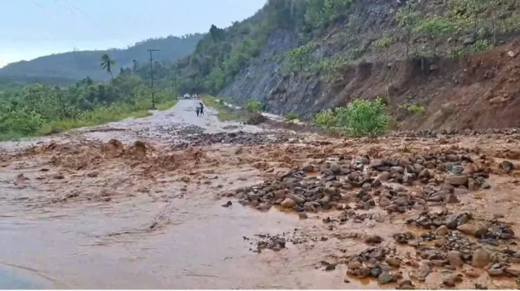 Warga Keluhkan Lumpur Tambang Tutupi Jalan Lintas Maba–Buli