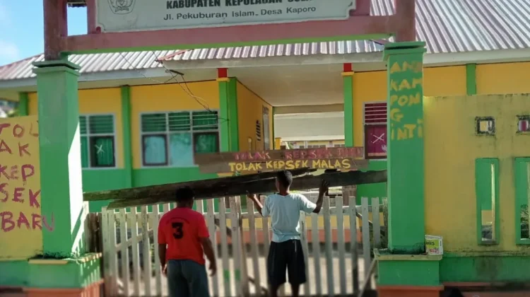 Orang Tua Siswa Minta Jabatan Kepsek SMP Negeri 2 Sula Dikembalikan