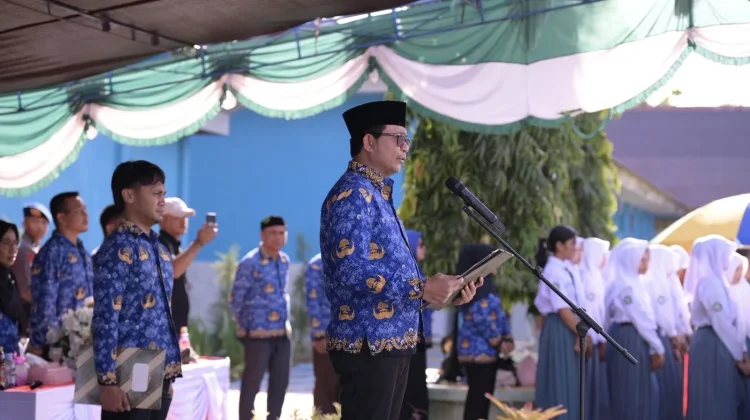 Momen Kadikbud Malut Bersama Guru-Siswa Rayakan Harkitnas di Pulau Obi