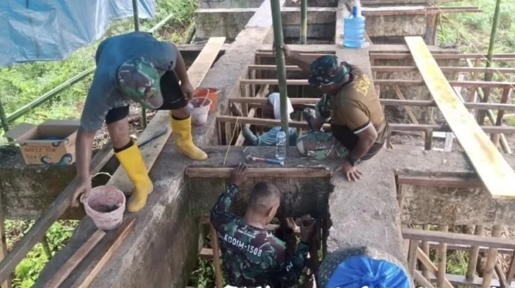 TNI dan Warga Gotong Royong Bangun Jembatan Garuda di Kao Barat