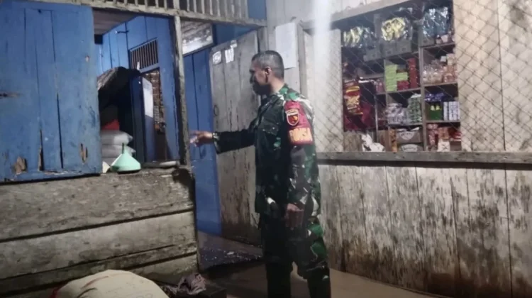 Babinsa Tidore Pantau Banjir Luapan Sungai Dorolamo