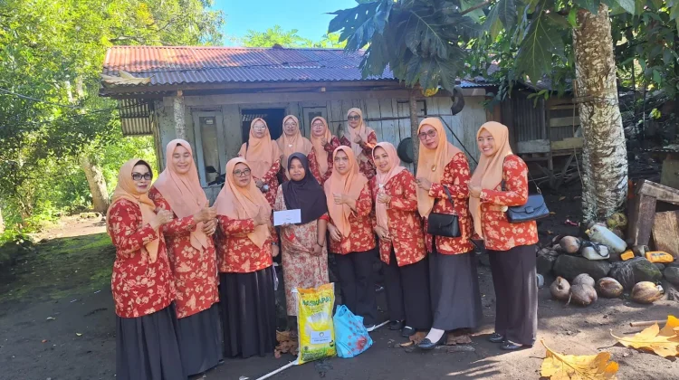 Sambut Iduladha, DWP Tidore Kepulauan Salurkan Bantuan untuk Warga