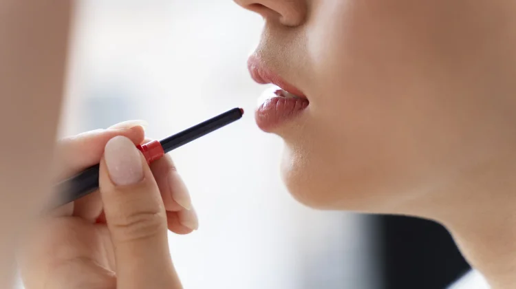 Mengenal Lip Liner dan Kegunaannya