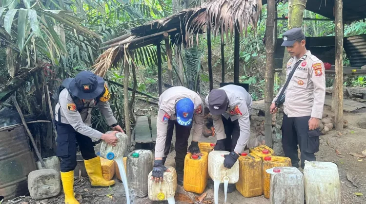 Polsek Gane Barat Musnahkan Penyulingan Miras Ilegal di Desa Doro