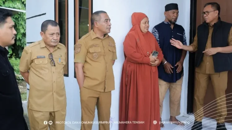 Pemkab Halteng Serahkan RLH kepada Warga Kurang Mampu di Weda