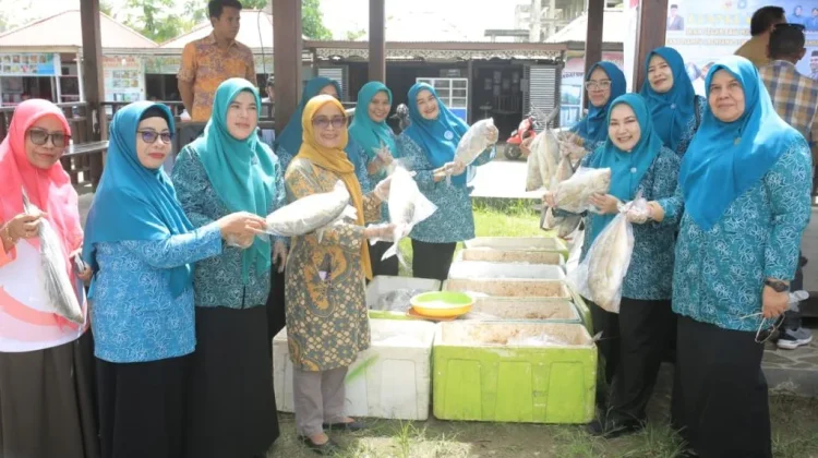 Pemkab Halteng Bagikan 200 Paket Ikan Gratis untuk Warga