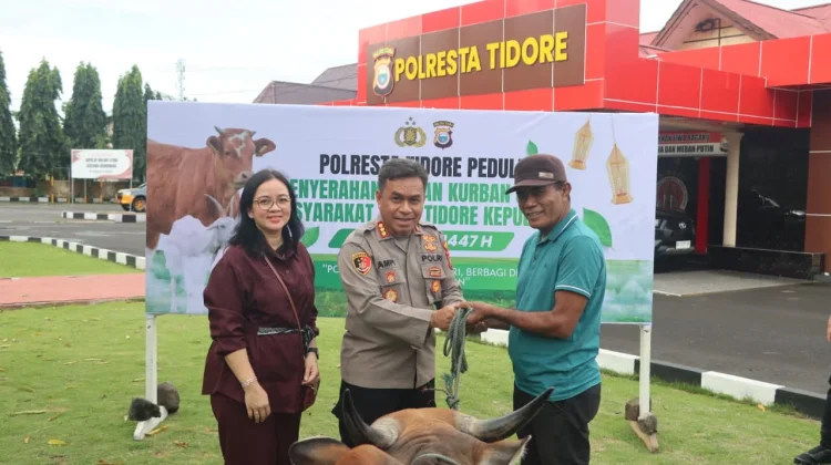 Sambut Iduladha 1447H, Kapolresta Tidore Serahkan Tiga Sapi Kurban untuk Warga
