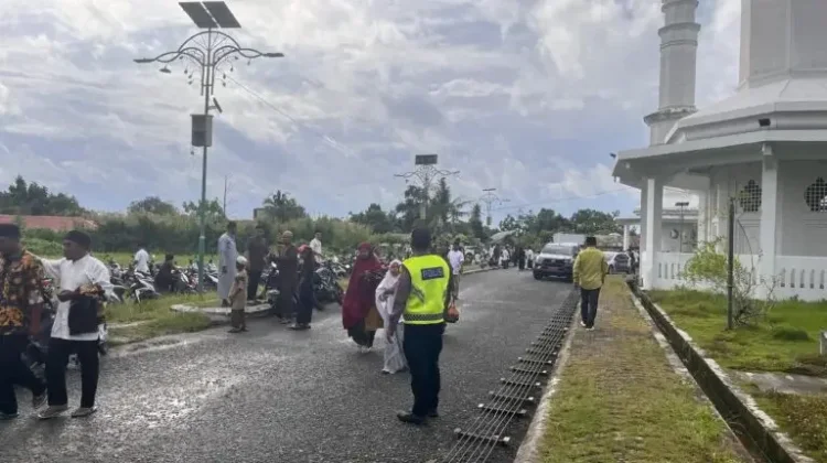 Sat Lantas Polres Sula Buat Pengamanan di Masjid Al Istiqomah saat Salat Iduladha