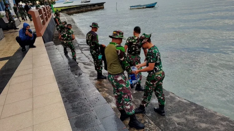 Prajurit Gabungan Gotong Royong Bersihkan Area Landmark Ternate