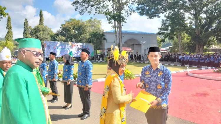 Bupati Kepulauan Sula Serahkan SK 100 Persen kepada 45 PNS Tahun 2025