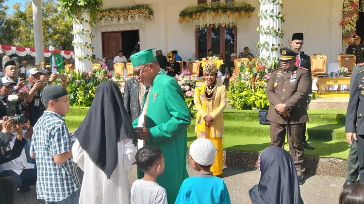 Wabup Kepulauan Sula Serahkan Santunan kepada 40 Anak Yatim dan Janda