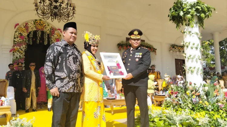 Polres Kepulauan Sula Serahkan Buku "Jaga Sula" kepada Pemkab