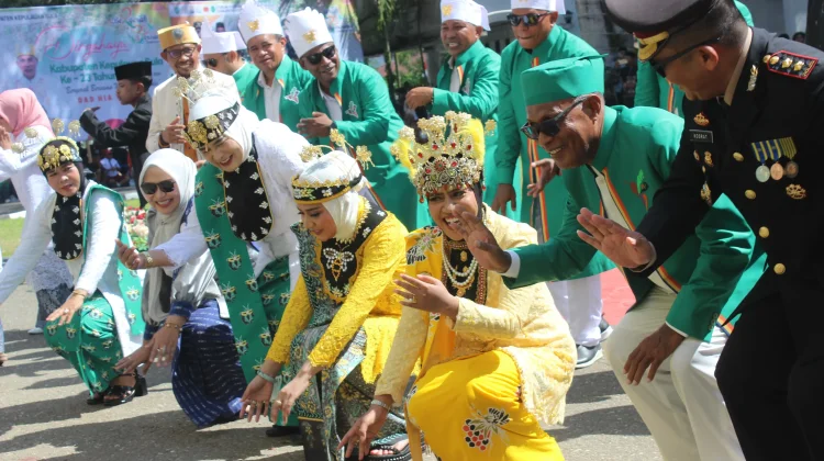 Bupati Sula Turun Langsung Peragakan Tarian Ronggeng Gala