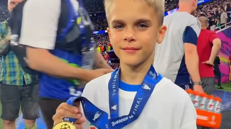 Bikin Terharu! Zsombi Dampingi Presiden UEFA di Podium Juara