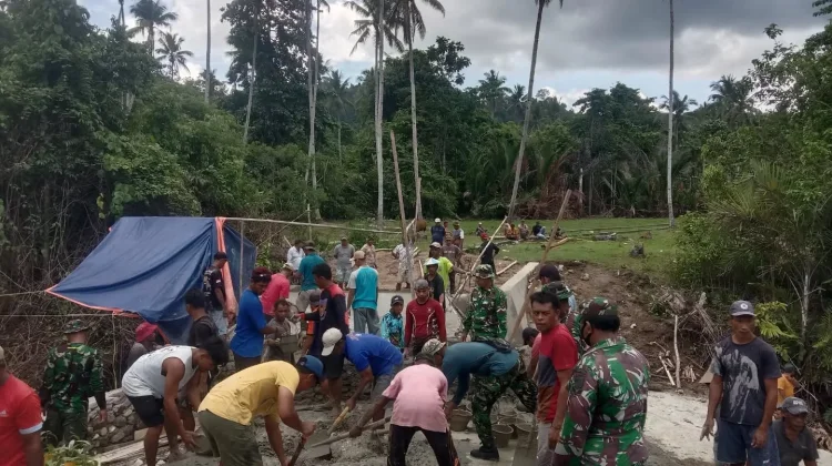Kebersamaan Jadi Kekuatan Gotong Royong Pembangunan Lantai Jembatan Garuda