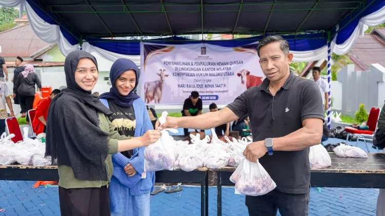 Kemenkum Malut Salurkan Daging Kurban untuk Warga