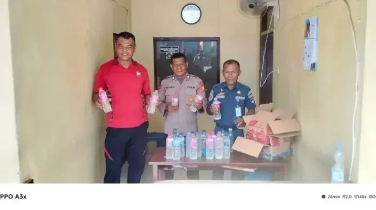 Polres Sula Sita Puluhan Botol Miras di Pelabuhan Sanana