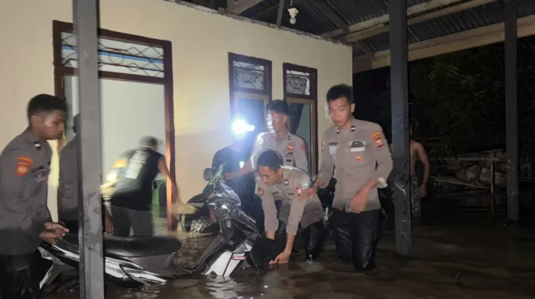 Polres Halteng Evakuasi Warga Terdampak Banjir di Weda