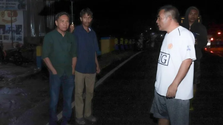 Bupati Ikram Tinjau Banjir hingga Dini Hari, Pastikan Warga Aman