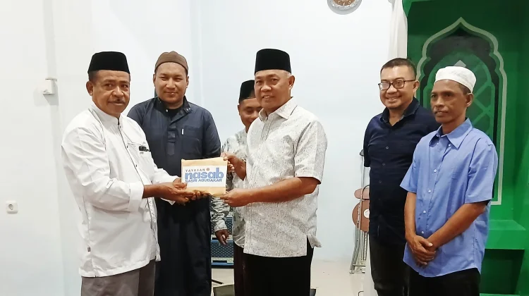 Yayasan Nasab Serahkan Bantuan ke Masjid Ar-Rahman