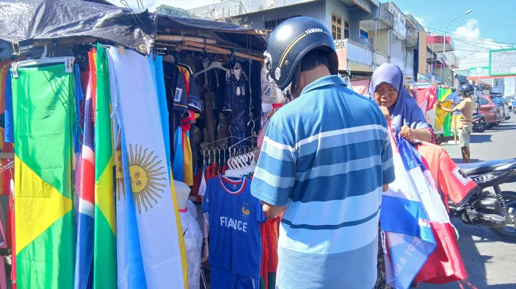 Demam Piala Dunia, Bendera Argentina dan Brazil  Ramai Diburu