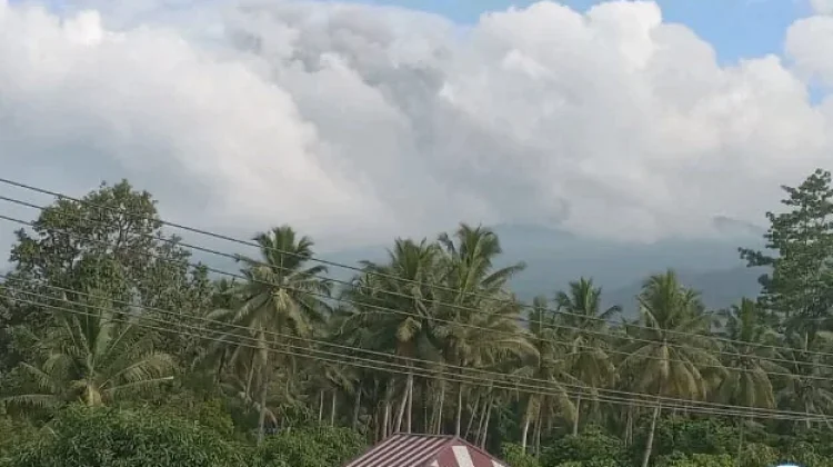 Erupsi Gunung Dukono Semburkan Abu Setinggi 1.200 Meter