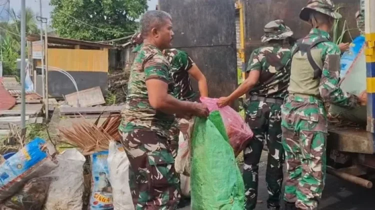 Karya Bakti “Jumat Berkah”-Wujudkan Pantai Dufa-Dufa Bebas Sampah