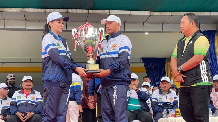 Pemkot Ternate Serahkan Trofi Bergilir Porprov ke Gubernur Malut