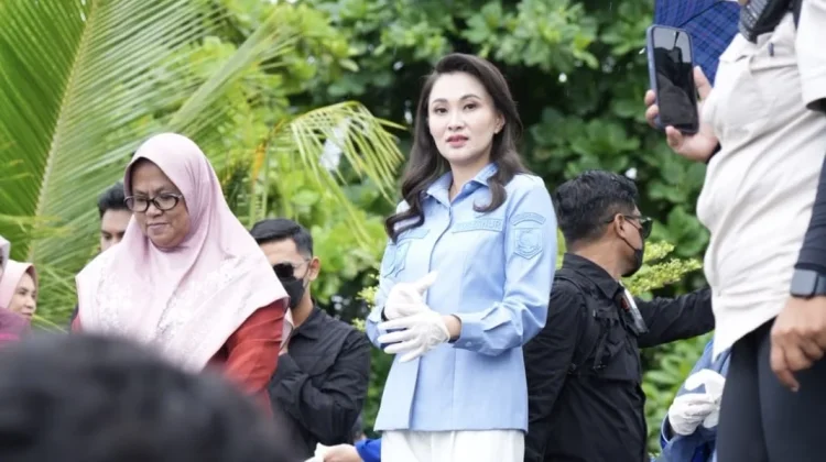 Gubernur Sherly Targetkan 1.000 Nelayan Terima Mesin Kapal per Tahun