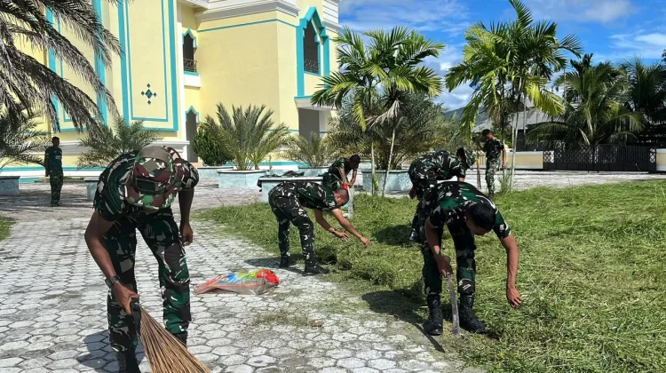 Jumat Bersih Brigif 28 Wujud Kepedulian TNI kepada Masyarakat