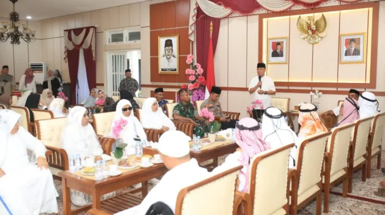 Bupati Halteng Sambut Jamaah Haji, Doakan Raih Haji Mabrur