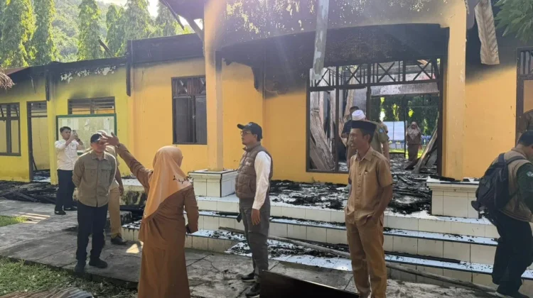Tinjau Pulau Moti, Kadikbud Malut Pastikan Sekolah Terbakar Dibangun Kembali