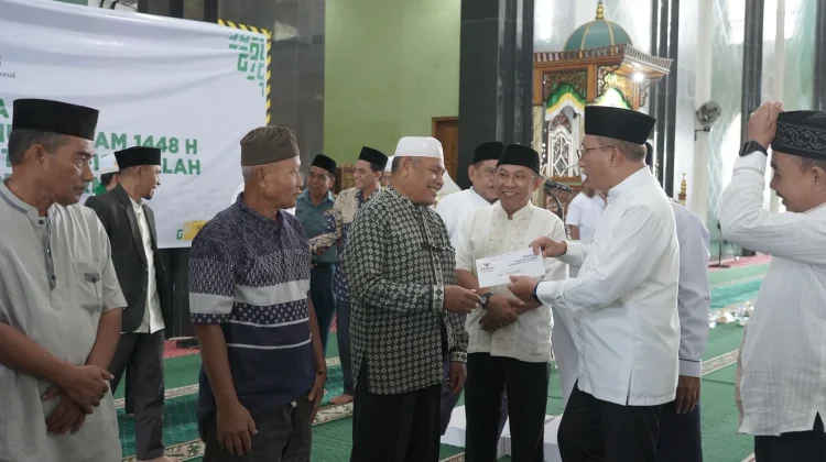 Pemkot Ternate dan Baznas Salurkan Bantuan ZIS