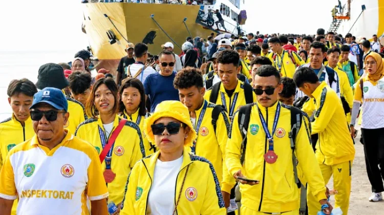Penuh Haru, Bupati Sula Sambut Kontingen Porprov di Istana Daerah