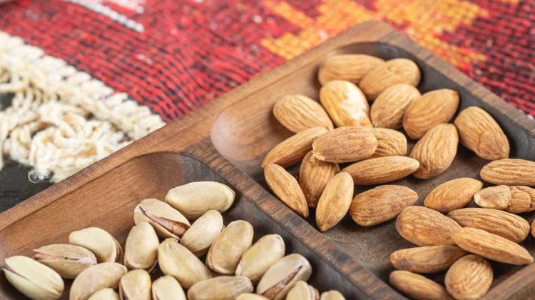Pistachio atau Almond, Mana yang Lebih Sehat untuk Dikonsumsi?
