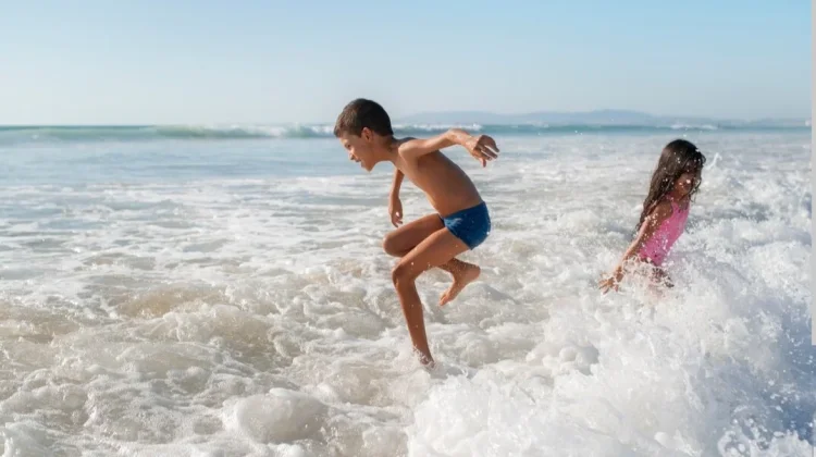 Manfaat Berenang di Air Laut Bagi Anak