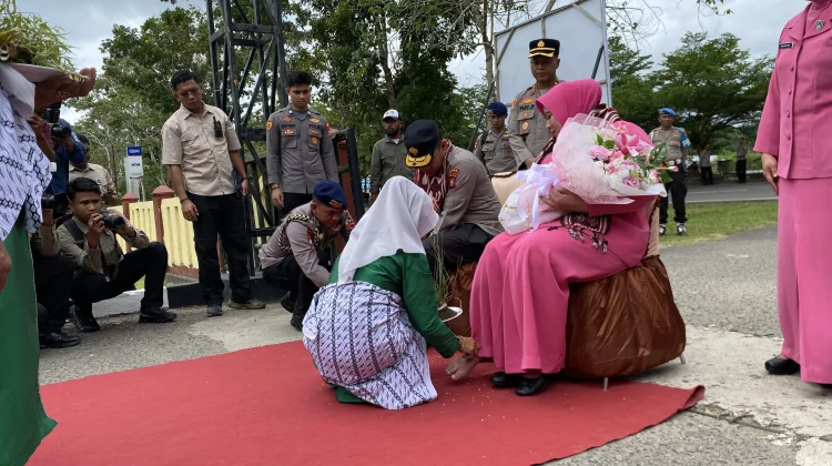 Tradisi Jokororoko Sambut Kunjungan Kapolda di Polres Halmahera Tengah