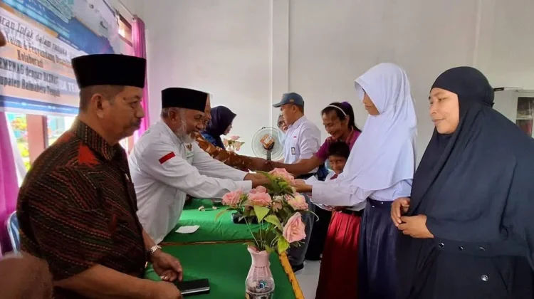 Kemenag Baznas Halteng Salurkan Infak untuk Disabilitas dan Yatim