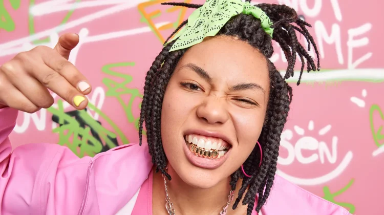 Mengenal Grillz Teeth, Aksesori Anak Hip-Hop yang Kembali Tren
