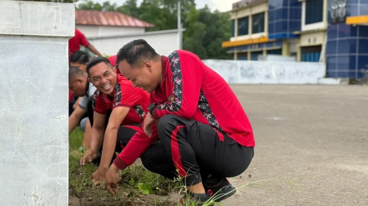 Polres Halteng Bersihkan Pasar Sambut Hari Bhayangkara Ke-80
