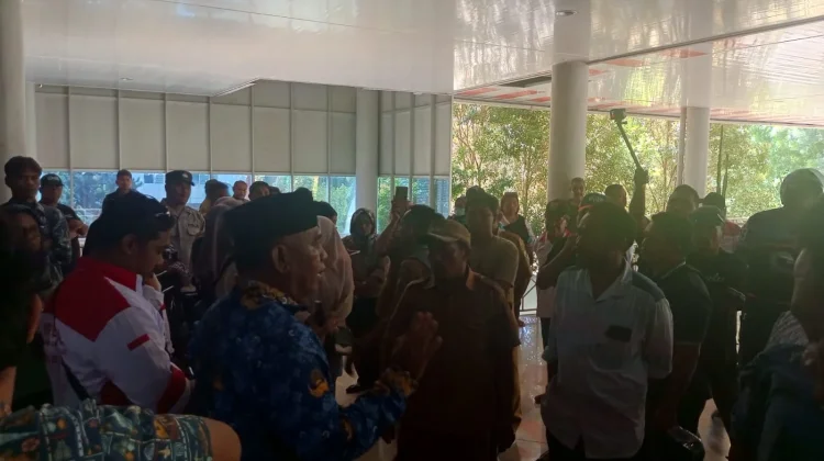 Empat Bulan Siltap Belum Dibayar, Perangkat Desa Halbar Datangi Kantor Bupati